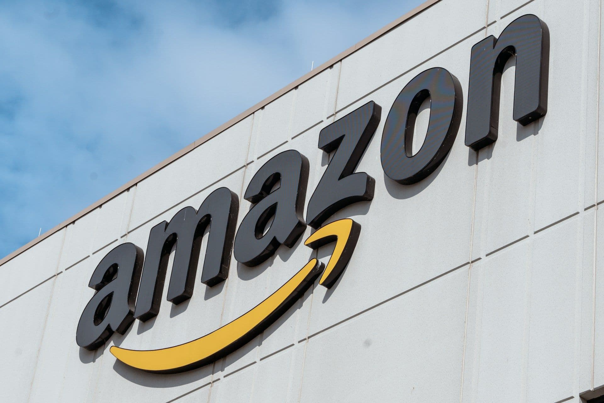 Amazon Is Hiring 11,000 Grads While Everyone Worries About AI Replacing Jobs